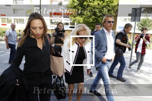 Amsterdam 28 mei 2018
Rechtszaak Patricia Paay tegen Geen Stijl en Eendevanger. Patricia kwam met haar man Robbert Hinfelaar naar de rechtbank in Amsterdam. Johan Vlemmix was ook aanwezig.