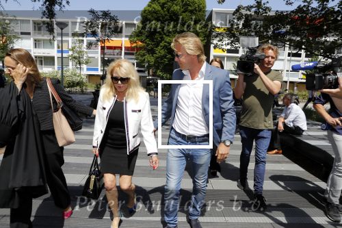 Amsterdam 28 mei 2018
Rechtszaak Patricia Paay tegen Geen Stijl en Eendevanger. Patricia kwam met haar man Robbert Hinfelaar naar de rechtbank in Amsterdam. Johan Vlemmix was ook aanwezig.