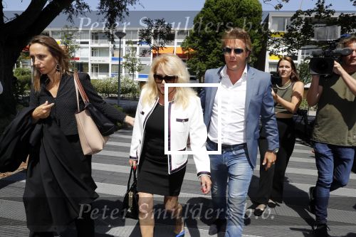 Amsterdam 28 mei 2018
Rechtszaak Patricia Paay tegen Geen Stijl en Eendevanger. Patricia kwam met haar man Robbert Hinfelaar naar de rechtbank in Amsterdam. Johan Vlemmix was ook aanwezig.