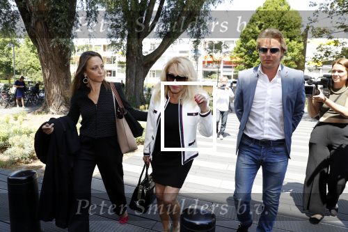 Amsterdam 28 mei 2018
Rechtszaak Patricia Paay tegen Geen Stijl en Eendevanger. Patricia kwam met haar man Robbert Hinfelaar naar de rechtbank in Amsterdam. Johan Vlemmix was ook aanwezig.