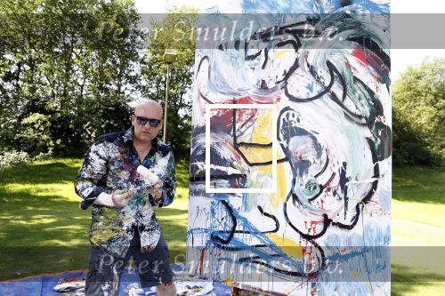 Eemnes 28 mei 2018
Golfwedstrijd ten bate van Warchild met oa Victor Reinier Toine v Peperstraten Mariska v Kolck en Frits Sissing. Kunstenaar Pim Smit maakt samen met victor Reinier een schilderij .