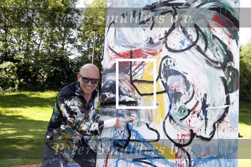 Eemnes 28 mei 2018
Golfwedstrijd ten bate van Warchild met oa Victor Reinier Toine v Peperstraten Mariska v Kolck en Frits Sissing. Kunstenaar Pim Smit maakt samen met victor Reinier een schilderij .
