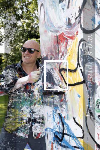 Eemnes 28 mei 2018
Golfwedstrijd ten bate van Warchild met oa Victor Reinier Toine v Peperstraten Mariska v Kolck en Frits Sissing. Kunstenaar Pim Smit maakt samen met victor Reinier een schilderij .