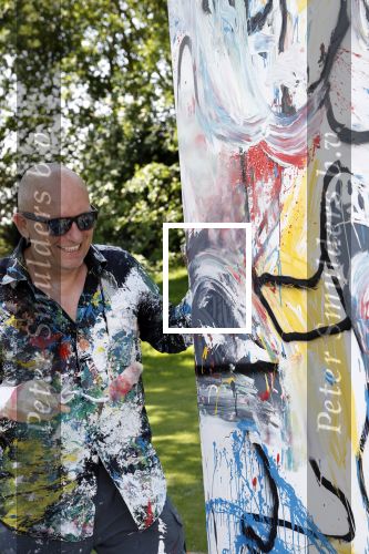 Eemnes 28 mei 2018
Golfwedstrijd ten bate van Warchild met oa Victor Reinier Toine v Peperstraten Mariska v Kolck en Frits Sissing. Kunstenaar Pim Smit maakt samen met victor Reinier een schilderij .