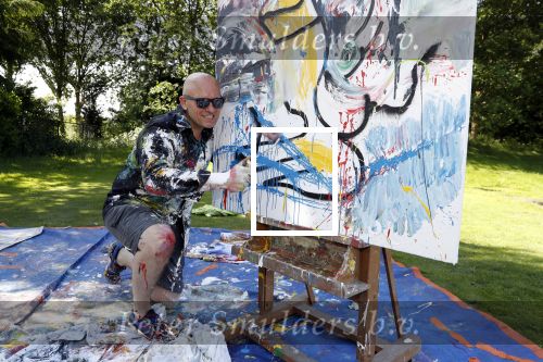 Eemnes 28 mei 2018
Golfwedstrijd ten bate van Warchild met oa Victor Reinier Toine v Peperstraten Mariska v Kolck en Frits Sissing. Kunstenaar Pim Smit maakt samen met victor Reinier een schilderij .