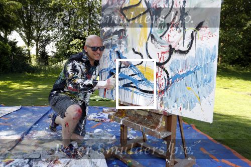 Eemnes 28 mei 2018
Golfwedstrijd ten bate van Warchild met oa Victor Reinier Toine v Peperstraten Mariska v Kolck en Frits Sissing. Kunstenaar Pim Smit maakt samen met victor Reinier een schilderij .
