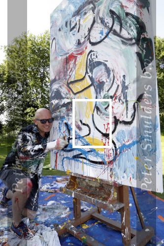 Eemnes 28 mei 2018
Golfwedstrijd ten bate van Warchild met oa Victor Reinier Toine v Peperstraten Mariska v Kolck en Frits Sissing. Kunstenaar Pim Smit maakt samen met victor Reinier een schilderij .