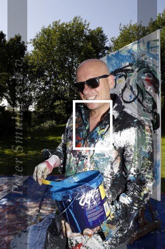 Eemnes 28 mei 2018
Golfwedstrijd ten bate van Warchild met oa Victor Reinier Toine v Peperstraten Mariska v Kolck en Frits Sissing. Kunstenaar Pim Smit maakt samen met victor Reinier een schilderij .