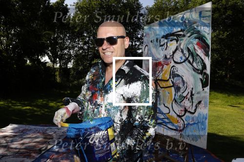 Eemnes 28 mei 2018
Golfwedstrijd ten bate van Warchild met oa Victor Reinier Toine v Peperstraten Mariska v Kolck en Frits Sissing. Kunstenaar Pim Smit maakt samen met victor Reinier een schilderij .