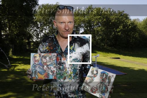Eemnes 28 mei 2018
Golfwedstrijd ten bate van Warchild met oa Victor Reinier Toine v Peperstraten Mariska v Kolck en Frits Sissing. Kunstenaar Pim Smit maakt samen met victor Reinier een schilderij .