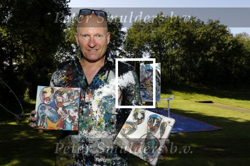 Eemnes 28 mei 2018
Golfwedstrijd ten bate van Warchild met oa Victor Reinier Toine v Peperstraten Mariska v Kolck en Frits Sissing. Kunstenaar Pim Smit maakt samen met victor Reinier een schilderij .