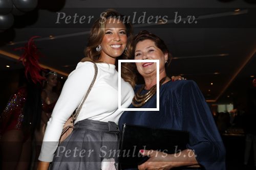 Utrecht 2 juni 2018
Gala van Wesley Sneijder in Hoptel v d Valk. Wesley kreeg een belangrijke onderscheiding van de gemeente Utrecht buit bhanden van Burgemeester Jan v Zanen. Yolanthe Sneijder Cabau v Kasbergen feliciteerde hem. Rebecca Cabau met haar moeder Richarda