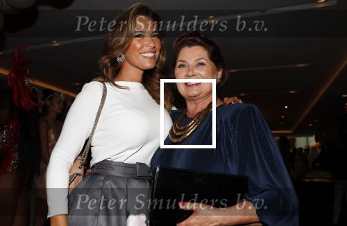 Utrecht 2 juni 2018
Gala van Wesley Sneijder in Hoptel v d Valk. Wesley kreeg een belangrijke onderscheiding van de gemeente Utrecht buit bhanden van Burgemeester Jan v Zanen. Yolanthe Sneijder Cabau v Kasbergen feliciteerde hem. Rebecca Cabau met haar moeder Richarda