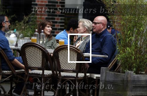 Amsterdam 24 mei 2018
Renee Soutendijk en haar man Thed Lensen met vrienden op terras