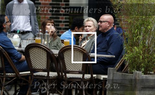 Amsterdam 24 mei 2018
Renee Soutendijk en haar man Thed Lensen met vrienden op terras