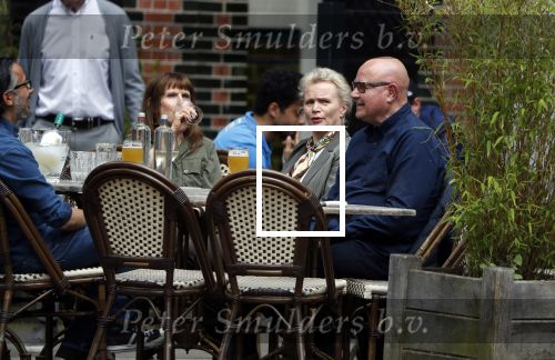 Amsterdam 24 mei 2018
Renee Soutendijk en haar man Thed Lensen met vrienden op terras