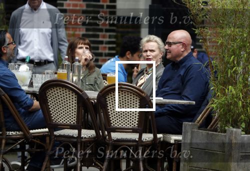 Amsterdam 24 mei 2018
Renee Soutendijk en haar man Thed Lensen met vrienden op terras