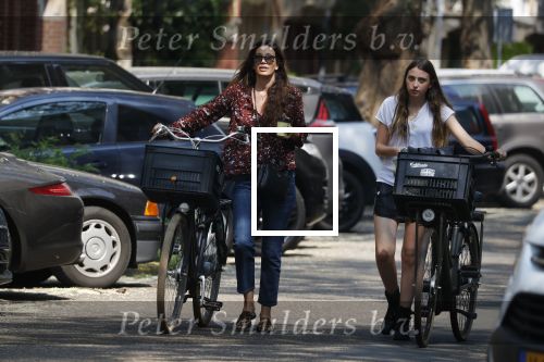 Amsterdam 29 mei 2018
Robine v d Meer met haar dochter Emma in Amsterdam zuid