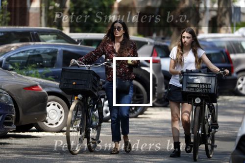 Amsterdam 29 mei 2018
Robine v d Meer met haar dochter Emma in Amsterdam zuid