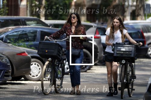 Amsterdam 29 mei 2018
Robine v d Meer met haar dochter Emma in Amsterdam zuid