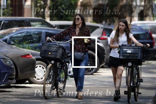 Amsterdam 29 mei 2018
Robine v d Meer met haar dochter Emma in Amsterdam zuid