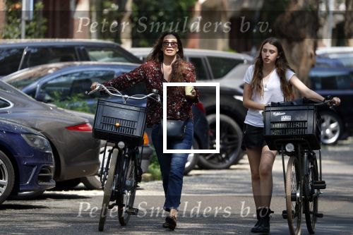 Amsterdam 29 mei 2018
Robine v d Meer met haar dochter Emma in Amsterdam zuid