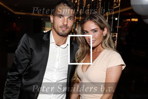 Utrecht 2 juni 2018
Gala van Wesley Sneijder in Hoptel v d Valk. Wesley kreeg een belangrijke onderscheiding van de gemeente Utrecht buit bhanden van Burgemeester Jan v Zanen. Yolanthe Sneijder Cabau v Kasbergen feliciteerde hem. Rodney Sneijder met zijn vriendin