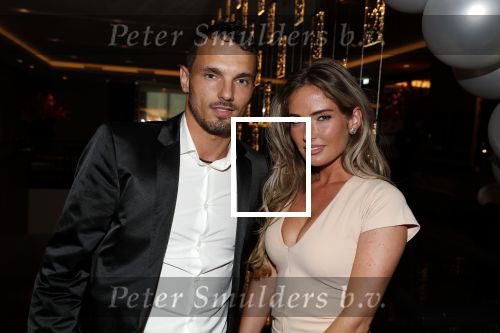 Utrecht 2 juni 2018
Gala van Wesley Sneijder in Hoptel v d Valk. Wesley kreeg een belangrijke onderscheiding van de gemeente Utrecht buit bhanden van Burgemeester Jan v Zanen. Yolanthe Sneijder Cabau v Kasbergen feliciteerde hem. Rodney Sneijder met zijn vriendin
