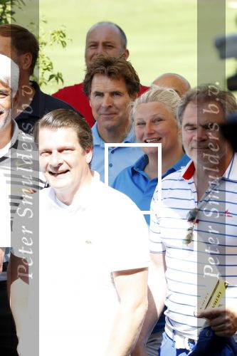 Eemnes 28 mei 2018
Golfwedstrijd ten bate van Warchild met oa Victor Reinier Toine v Peperstraten Mariska v Kolck en Frits Sissing. Kunstenaar Pim Smit maakt samen met victor Reinier een schilderij .