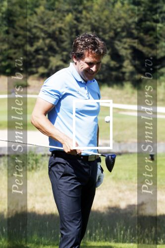 Eemnes 28 mei 2018
Golfwedstrijd ten bate van Warchild met oa Victor Reinier Toine v Peperstraten Mariska v Kolck en Frits Sissing. Kunstenaar Pim Smit maakt samen met victor Reinier een schilderij .