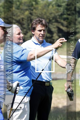 Eemnes 28 mei 2018
Golfwedstrijd ten bate van Warchild met oa Victor Reinier Toine v Peperstraten Mariska v Kolck en Frits Sissing. Kunstenaar Pim Smit maakt samen met victor Reinier een schilderij .