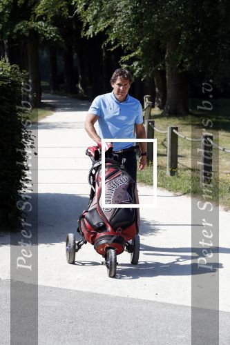Eemnes 28 mei 2018
Golfwedstrijd ten bate van Warchild met oa Victor Reinier Toine v Peperstraten Mariska v Kolck en Frits Sissing. Kunstenaar Pim Smit maakt samen met victor Reinier een schilderij .