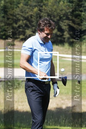 Eemnes 28 mei 2018
Golfwedstrijd ten bate van Warchild met oa Victor Reinier Toine v Peperstraten Mariska v Kolck en Frits Sissing. Kunstenaar Pim Smit maakt samen met victor Reinier een schilderij .