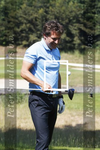 Eemnes 28 mei 2018
Golfwedstrijd ten bate van Warchild met oa Victor Reinier Toine v Peperstraten Mariska v Kolck en Frits Sissing. Kunstenaar Pim Smit maakt samen met victor Reinier een schilderij .