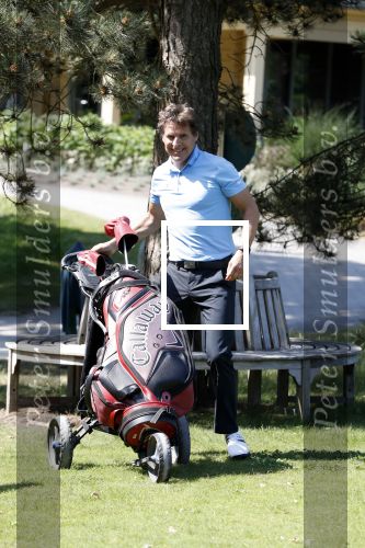 Eemnes 28 mei 2018
Golfwedstrijd ten bate van Warchild met oa Victor Reinier Toine v Peperstraten Mariska v Kolck en Frits Sissing. Kunstenaar Pim Smit maakt samen met victor Reinier een schilderij .