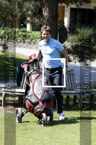 Eemnes 28 mei 2018
Golfwedstrijd ten bate van Warchild met oa Victor Reinier Toine v Peperstraten Mariska v Kolck en Frits Sissing. Kunstenaar Pim Smit maakt samen met victor Reinier een schilderij .