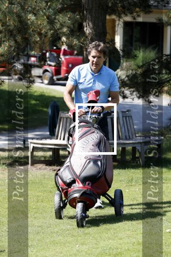Eemnes 28 mei 2018
Golfwedstrijd ten bate van Warchild met oa Victor Reinier Toine v Peperstraten Mariska v Kolck en Frits Sissing. Kunstenaar Pim Smit maakt samen met victor Reinier een schilderij .
