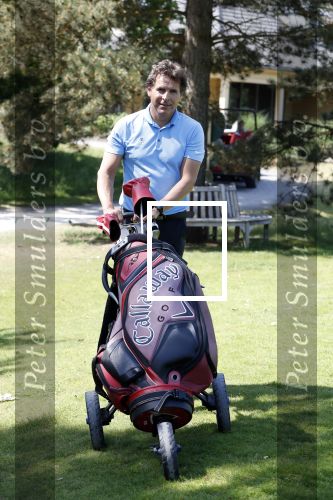 Eemnes 28 mei 2018
Golfwedstrijd ten bate van Warchild met oa Victor Reinier Toine v Peperstraten Mariska v Kolck en Frits Sissing. Kunstenaar Pim Smit maakt samen met victor Reinier een schilderij .