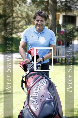 Eemnes 28 mei 2018
Golfwedstrijd ten bate van Warchild met oa Victor Reinier Toine v Peperstraten Mariska v Kolck en Frits Sissing. Kunstenaar Pim Smit maakt samen met victor Reinier een schilderij .