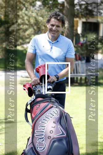 Eemnes 28 mei 2018
Golfwedstrijd ten bate van Warchild met oa Victor Reinier Toine v Peperstraten Mariska v Kolck en Frits Sissing. Kunstenaar Pim Smit maakt samen met victor Reinier een schilderij .