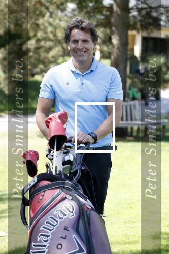 Eemnes 28 mei 2018
Golfwedstrijd ten bate van Warchild met oa Victor Reinier Toine v Peperstraten Mariska v Kolck en Frits Sissing. Kunstenaar Pim Smit maakt samen met victor Reinier een schilderij .