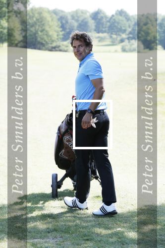 Eemnes 28 mei 2018
Golfwedstrijd ten bate van Warchild met oa Victor Reinier Toine v Peperstraten Mariska v Kolck en Frits Sissing. Kunstenaar Pim Smit maakt samen met victor Reinier een schilderij .
