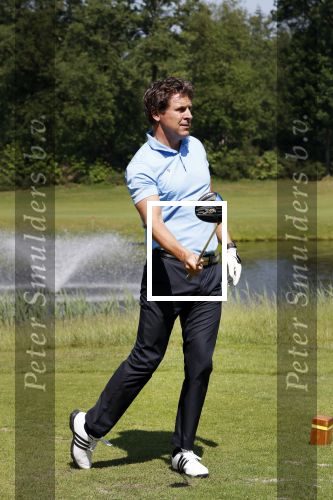 Eemnes 28 mei 2018
Golfwedstrijd ten bate van Warchild met oa Victor Reinier Toine v Peperstraten Mariska v Kolck en Frits Sissing. Kunstenaar Pim Smit maakt samen met victor Reinier een schilderij .