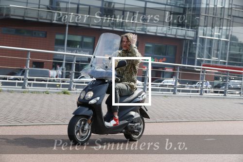 Amsterdam 29 mei 2018
Tygo Gernandt met sigaret op zijn scooter.