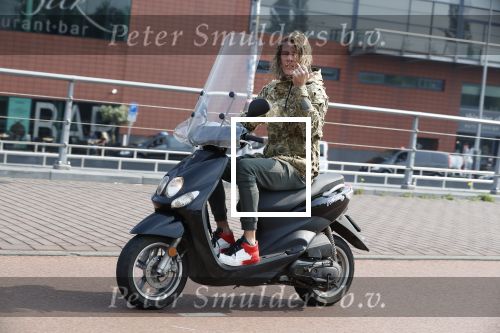 Amsterdam 29 mei 2018
Tygo Gernandt met sigaret op zijn scooter.