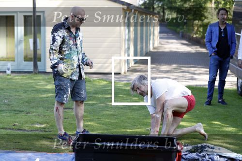 Eemnes 28 mei 2018
Golfwedstrijd ten bate van Warchild met oa Victor Reinier Toine v Peperstraten Mariska v Kolck en Frits Sissing. Kunstenaar Pim Smit maakt samen met victor Reinier een schilderij .