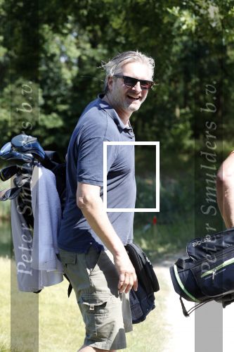 Eemnes 28 mei 2018
Golfwedstrijd ten bate van Warchild met oa Victor Reinier Toine v Peperstraten Mariska v Kolck en Frits Sissing. Kunstenaar Pim Smit maakt samen met victor Reinier een schilderij .