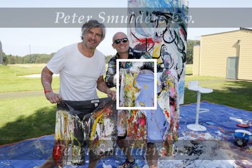 Eemnes 28 mei 2018
Golfwedstrijd ten bate van Warchild met oa Victor Reinier Toine v Peperstraten Mariska v Kolck en Frits Sissing. Kunstenaar Pim Smit maakt samen met victor Reinier een schilderij .