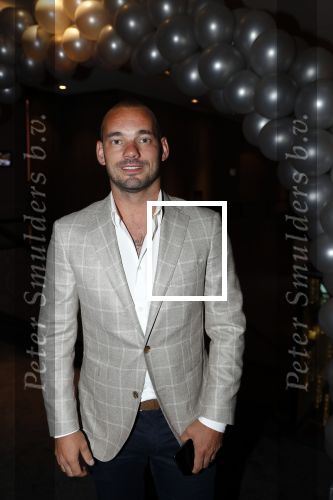 Utrecht 2 juni 2018
Gala van Wesley Sneijder in Hoptel v d Valk. Wesley kreeg een belangrijke onderscheiding van de gemeente Utrecht buit bhanden van Burgemeester Jan v Zanen. Yolanthe Sneijder Cabau v Kasbergen feliciteerde hem.