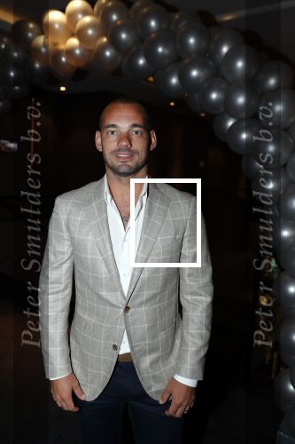 Utrecht 2 juni 2018
Gala van Wesley Sneijder in Hoptel v d Valk. Wesley kreeg een belangrijke onderscheiding van de gemeente Utrecht buit bhanden van Burgemeester Jan v Zanen. Yolanthe Sneijder Cabau v Kasbergen feliciteerde hem.